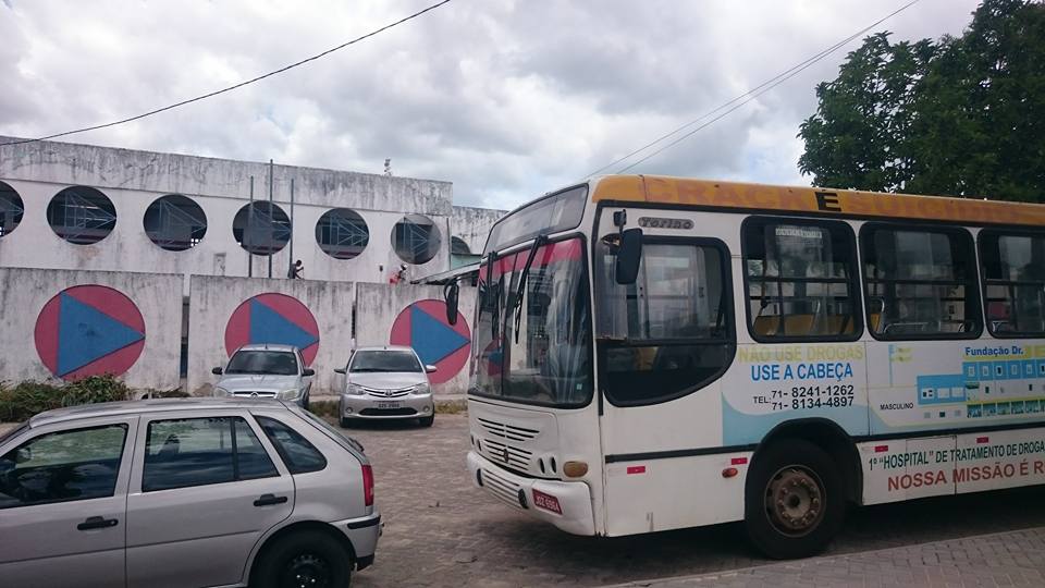 Sargento Isidório coloca internos da Fundação para reformar escola em Candeias
