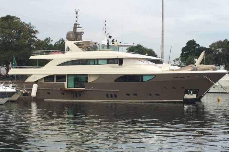 Apresentador da Globo ostenta barco próprio avaliado em R$ 30 milhões