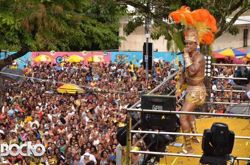 De gladiadora, Léo Santana exalta as mulheres ao passar pelo Campo Grande