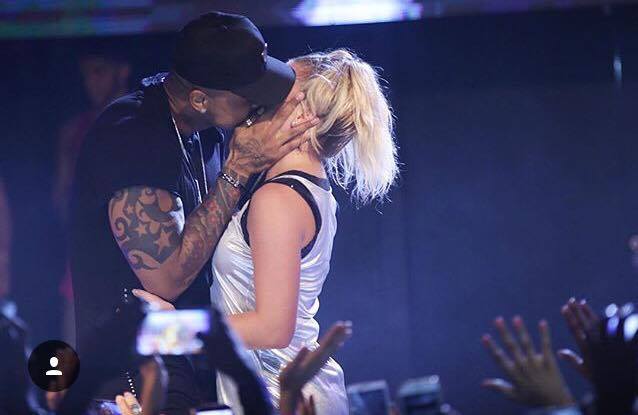 Durante “Show da Lore”, Léo Santana troca beijos no palco com a loira