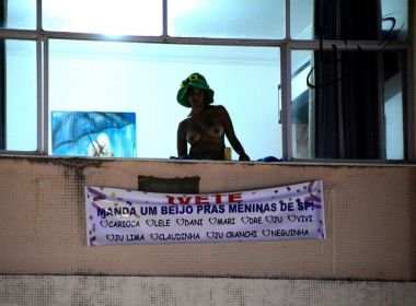 Foliã em Ondina faz topless e acompanha blocos com seios à mostra