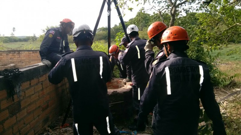 Corpo de mulher é resgato por Bombeiros de poço no município de Candeias