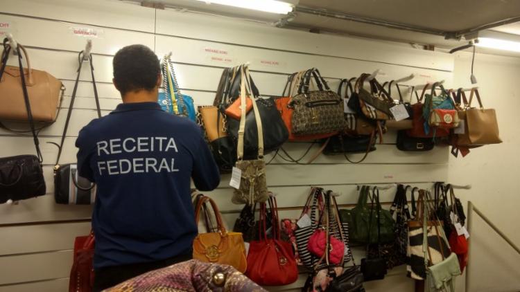 Receita Federal faz operação em loja de grife em shopping na Barra