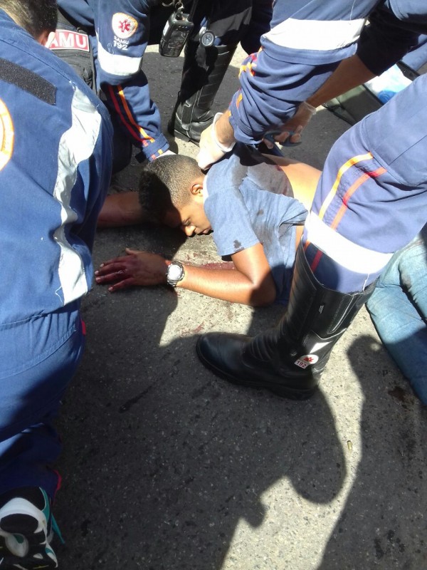 Em tentativa de assalto, bandido e policial são baleados na Avenida Paralela