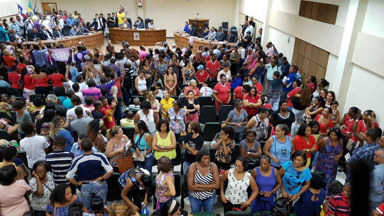 Candeias: População vira as costas na posse da vereadora Marivalda