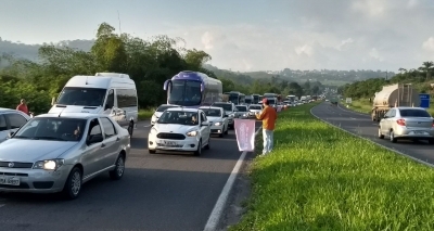 Grupo realiza protesto contra venda de refinaria na BR-324 em Candeias