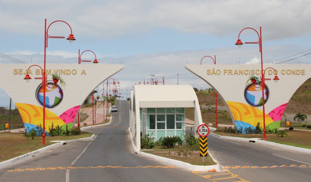 São Francisco do Conde: Retroescavadeira tomba na BA-522