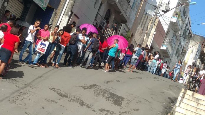 CANDEIAS: Mais de 500 pessoas enfrentam fila para cadastro do Jovem Aprendiz