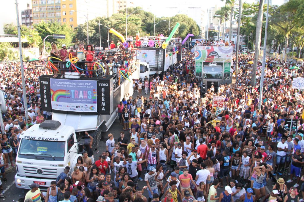 Parada Gay atrai milhares de pessoas ao Centro de Salvador
