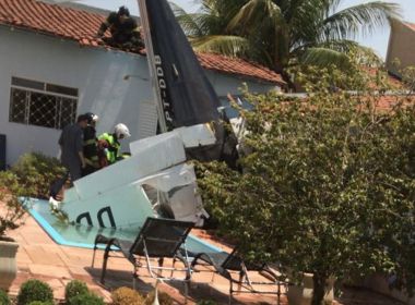 Avião cai em quintal de casa e deixa 3 mortos