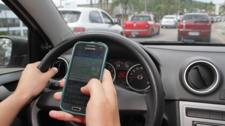 Dirigir manuseando celular gera mais multa em Salvador do que falar ao telefone no volante