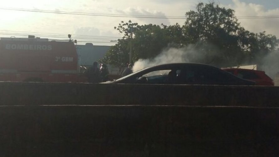 Carro pega fogo na BR-324 em Salvador