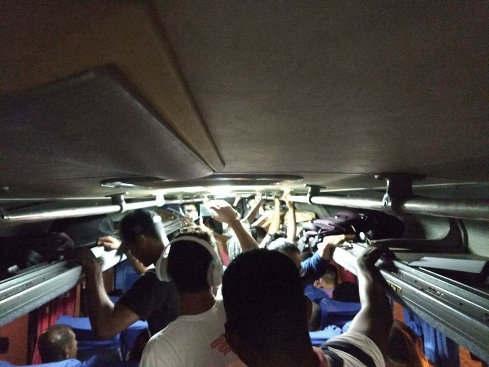 Estudantes de São Sebastião do Passé questionam a superlotação no transporte universitário