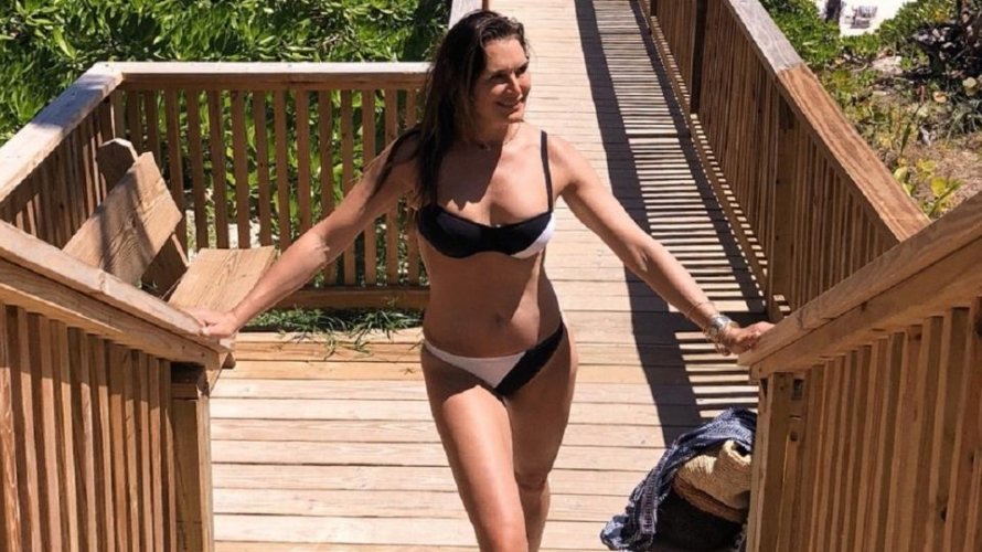 Aos 52 anos, atriz de “A Lagoa Azul” surpreende com foto de biquíni e corpo em dia
