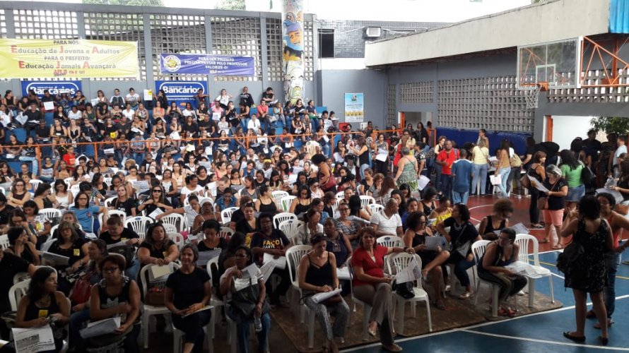 Professores da rede estadual protestam no CAB