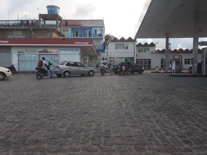 Postos de combustíveis de Candeias têm filas para abastecer