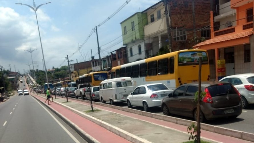 Protesto de estudantes trava a Avenida Suburbana