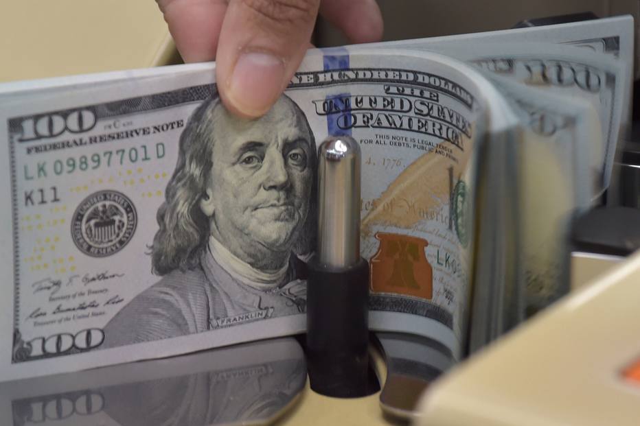 Bolsa bate 93 mil pontos pela primeira vez na história e dólar segue em queda