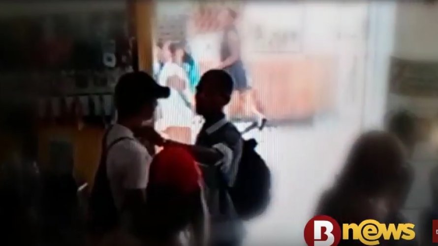 Assista: Bandidos roubam corrente de turista dentro de loja no Pelourinho