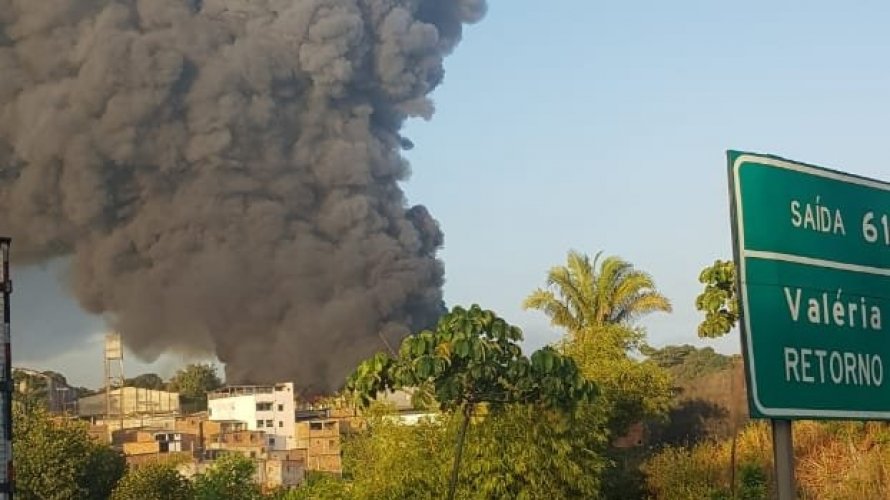 Vídeo: fábrica da Ortobom pega fogo no bairro de Valéria, em Salvador