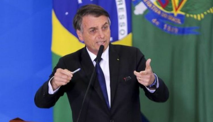 Decreto assinado por Bolsonaro permite porte de arma a políticos, advogados, jornalistas, oficiais de justiças e agentes de trânsito