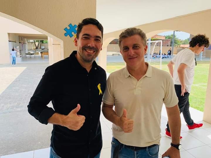 Luciano Huck posa ao lado do Prefeito que pode ser preso e afastado a qualquer momento