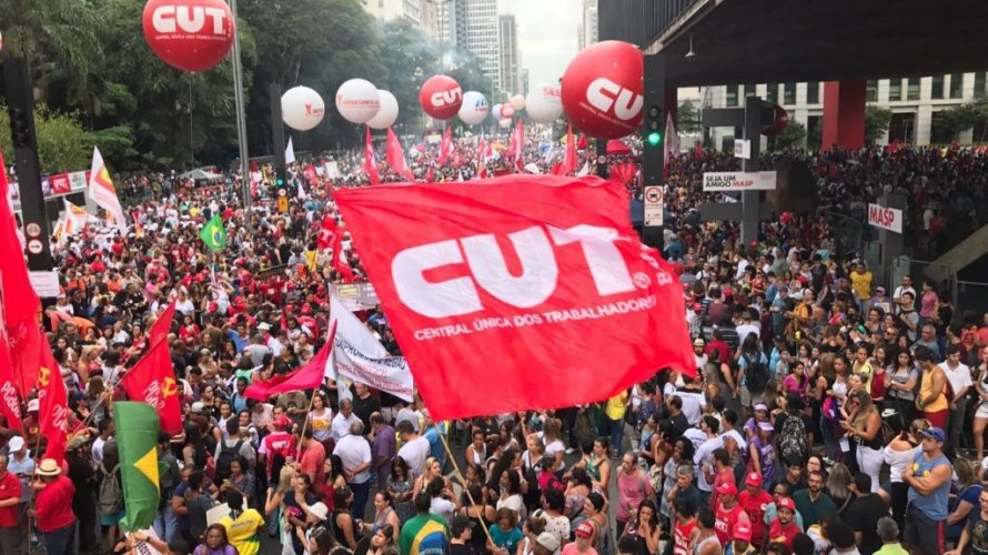 Advogada cria PTinder para namoro de pessoas de esquerda