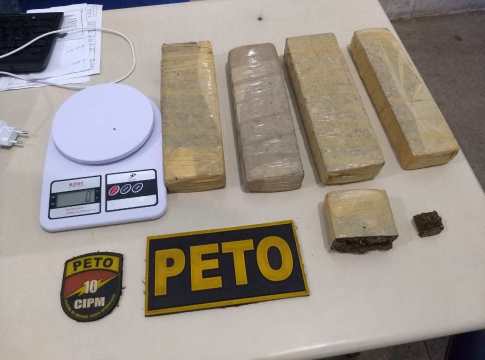 Traficante foge e deixa mulher para ser presa