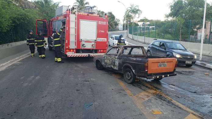 Carro pega fogo em Madre de Deus