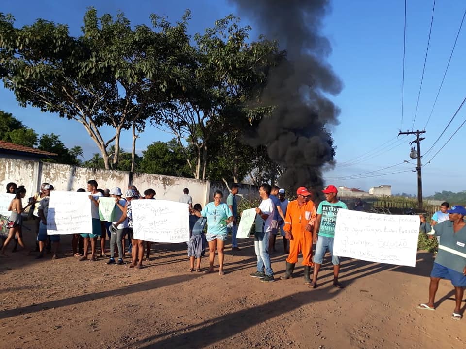 Moradores da comunidade da Jangada fazem protesto nesta manhã de quarta (13)
