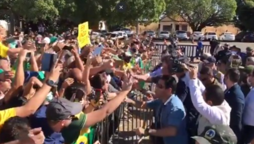 Sem máscara, Bolsonaro é recebido por multidão na Bahia
