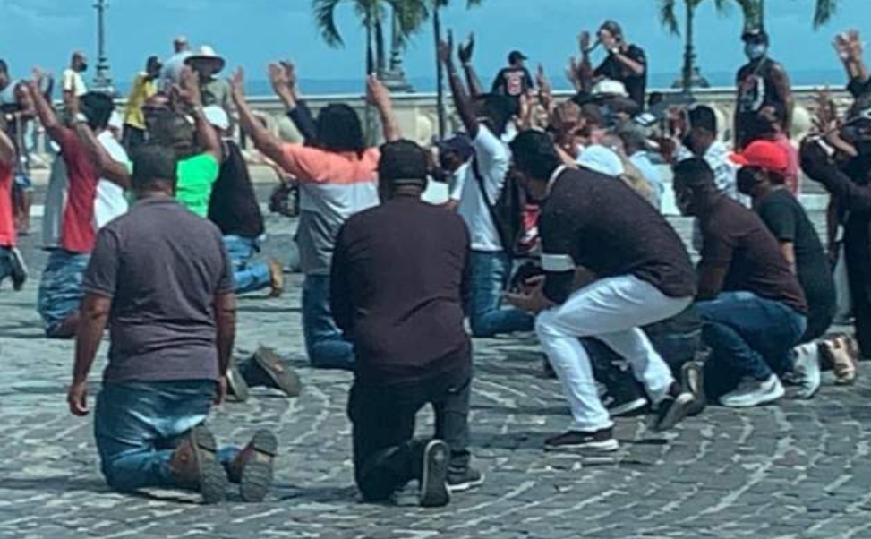 Profissionais do entretenimento protestam em frente à Prefeitura de Salvador