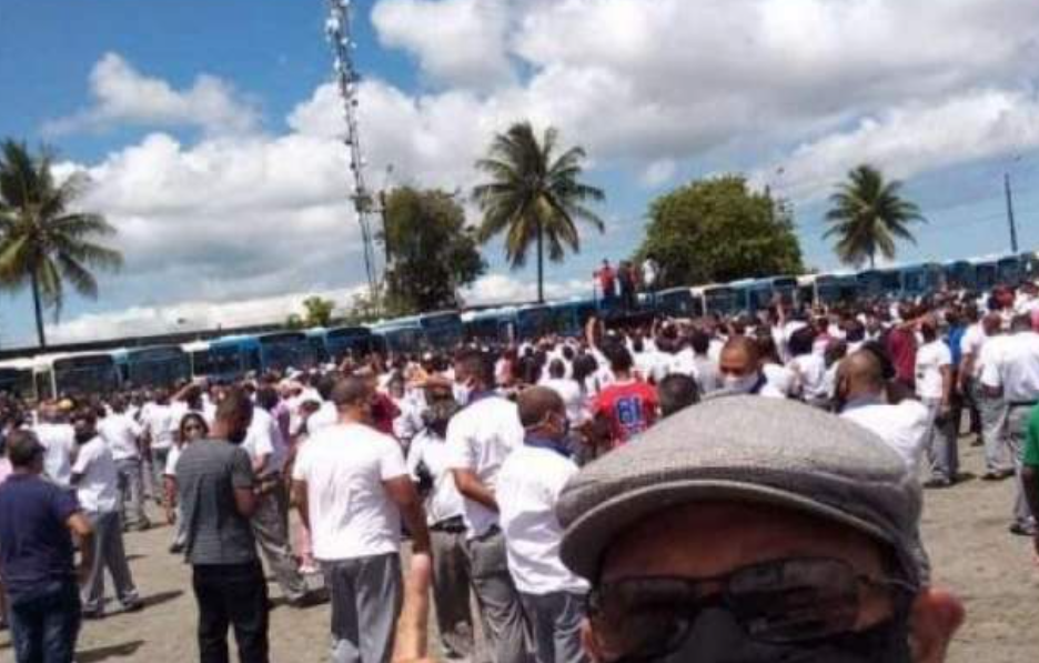 Garagem da CSN é tomada por rodoviários em protesto contra fechamento da empresa em Salvador