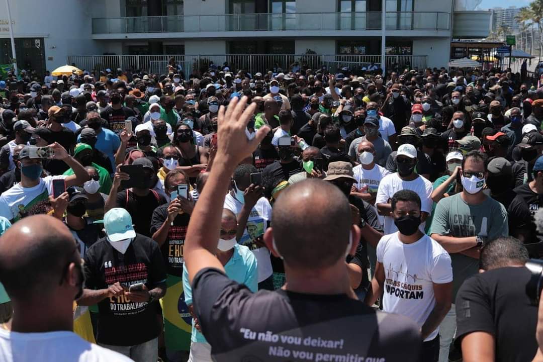 Polícias fazem novo protesto cobrando justiça pelo colega executado no Farol da Barra 