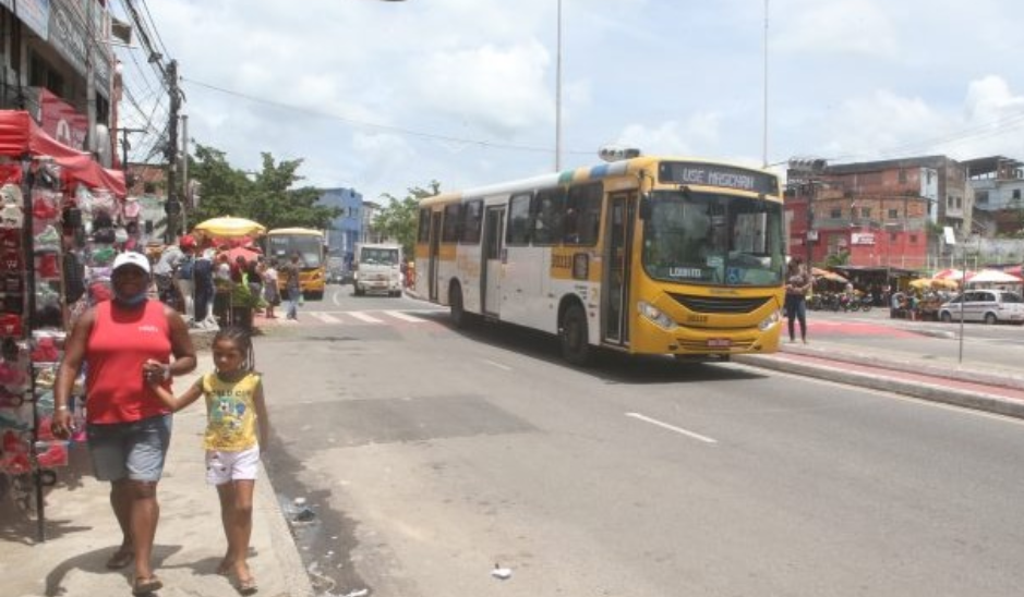 Bandidos invadem ônibus e roubam 60 passageiros no Subúrbio