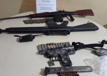 Fuzil e metralhadora apreendidos após tiroteio com 10 assaltantes de banco em São Sebastião do Passé