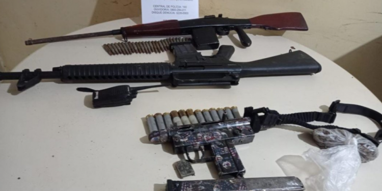 Fuzil e metralhadora apreendidos após tiroteio com 10 assaltantes de banco em São Sebastião do Passé