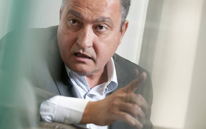 Em plena pandemia, Rui Costa demite 800 médicos. Genocida?