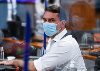 Flávio Bolsonaro chama Renan Calheiros de ‘vagabundo’