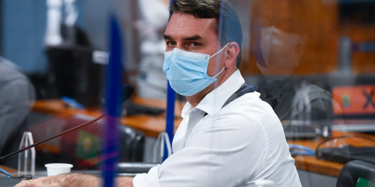 Flávio Bolsonaro chama Renan Calheiros de ‘vagabundo’