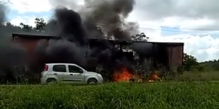 Candeias: Caminhão de cerveja pega fogo em Menino Jesus
