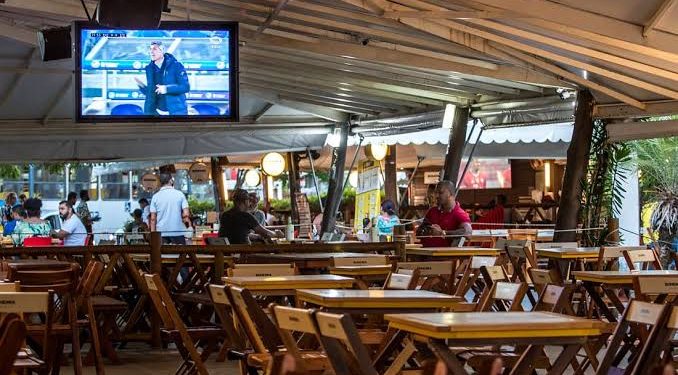 Comerciantes entram com mandado contra toque de recolher e proibição de venda de bebidas na Bahia