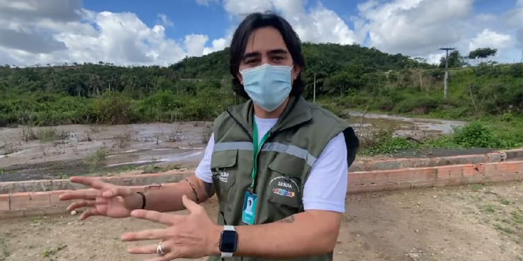 Secretário de Candeias flagra crime ambiental da Embasa