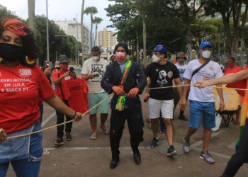 Mini-manifestação da esquerda em Salvador vira peça teatral