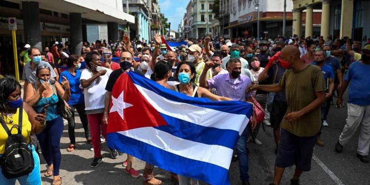 Liberdade! Cubanos fazem protesto contra o governo comunista ditador