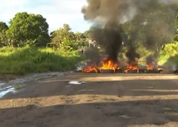 Moradores fazem protesto na estrada da Caroba, em Candeias