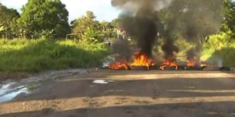 Moradores fazem protesto na estrada da Caroba, em Candeias