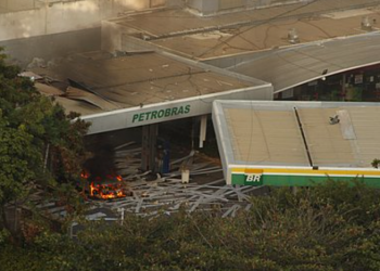 URGENTE! Carro explode no Posto de Gasolina do Stiep e deixa feridos