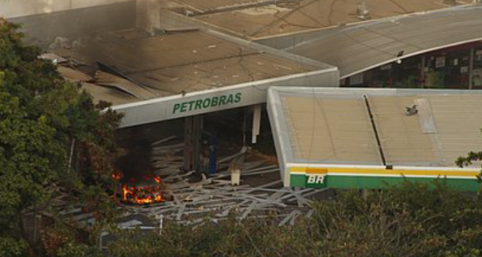 URGENTE! Carro explode no Posto de Gasolina do Stiep e deixa feridos