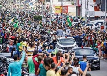 Em reduto esquerdista, Bolsonaro arrasta multidão em Pernambuco